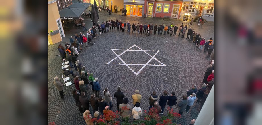 Das Foto zeigt die Teilnehmer der jährlichen Mahnwache am 9. November zum Gedenken an die Opfer der Reichspogromnacht.