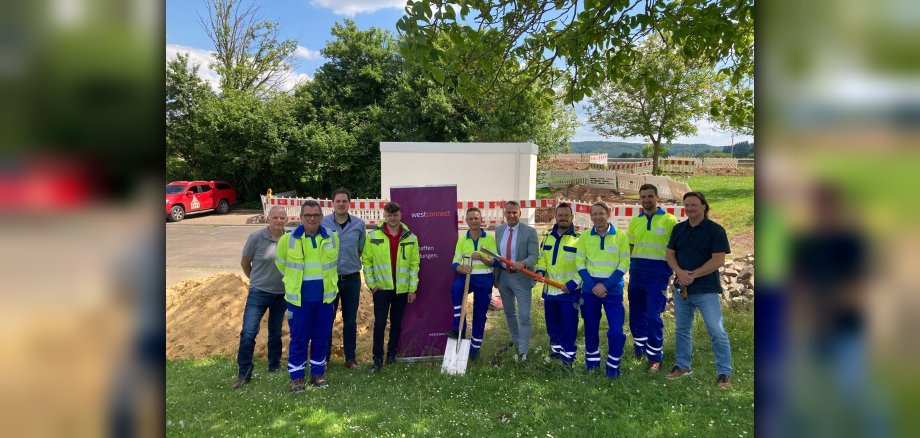 Das Foto zeigt Bürgermeister Rodenkirch mit Vertretern von Westconnect und Vertretern der Stadt Wittlich beim Spatenstich für den Glasfaserausbau in Wittlich.