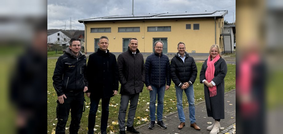 Begutachten gemeinsam die neue Photovoltaikanlage auf dem Dach des Bürgerhauses in Wittlich-Neuerburg (v. l.): Tim Steffens (Schwaab Elektrik), Marco Felten (Westenergie), Bürgermeister Joachim Rodenkirch (Bürgermeister der Stadt Wittlich), Udo Reihsner (Ortsvorsteher von Neuerburg), Christian Leisch (Stadt Wittlich) und Laura Opsomer-Schwaab (Schwaab Elektrik). 