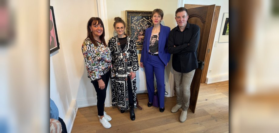 Das Foto zeigt Kulturamtsleiterin Nina Dusartz de Vigneulle, Chris Marmann, Diana Lamprecht und Christiane Schmitz-Hayer