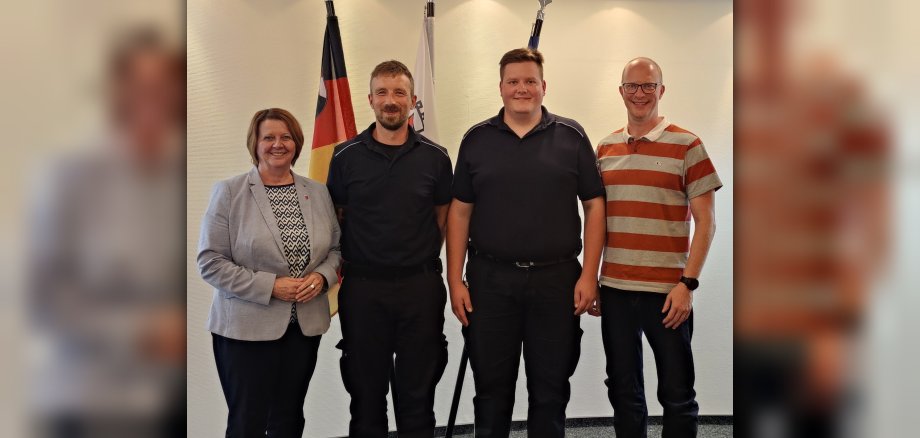 v.l.n.r: Erste Beigeordnete Elfriede Meurer, Philipp Kochan, Robin Wirtz, Fachbereichsleiter Jan Mußweiler. 