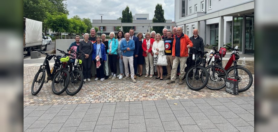 Das Bild zeigt die Gruppe der Radsportfreunde aus Boxtel gemeinsam mit dem Bürgermeister.