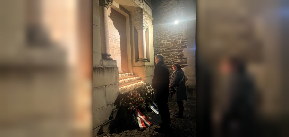 Das Foto zeigt Bürgermeister Rodenkirch bei der Kranzniederlegung mit der Ersten Beigeordneten Elfriede Meurer.