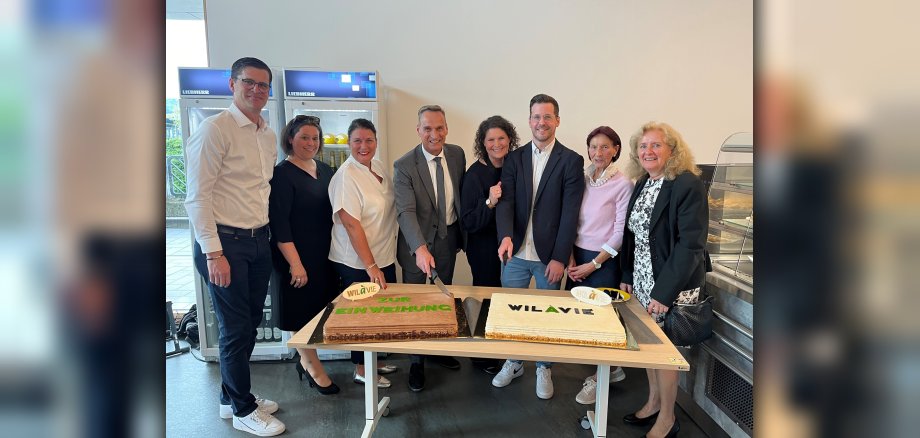 Das Foto zeigt Bürgermeister Rodenkirch mit Vertretern der Nutzungsgruppen des WILàvie bei Anschneiden eines Kuchen.