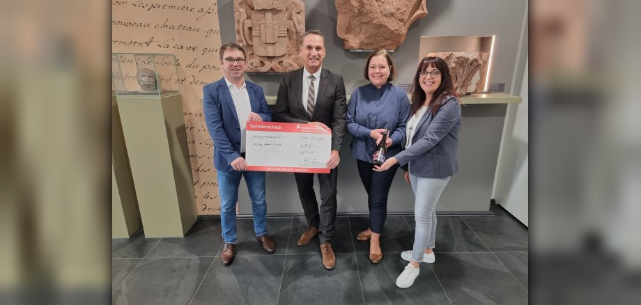 Das Foto zeigt Bürgermeister Rodenkirch mit den Eheleuten Eva und Thomas Losen und der Geschäftsführerin der Stiftung Stadt Wittlich Christiane Schmitz-Hayer bei der Übergabe des Spendenchecks für die Stiftung Stadt Wittlich aus der Veräußerung des Stiftungswein. 