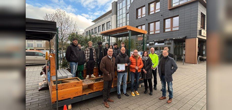 Gruppenfoto bei der Übergabe des Modularen Grünen Zimmer auf dem Vorplatz des Fürstenhofs.