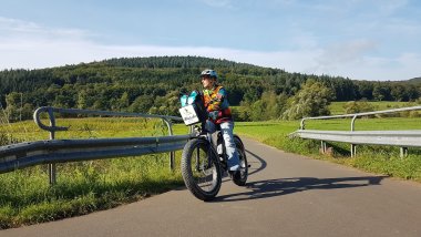 Radfahrer auf dem Salmradweg mit Fat-E-Bike