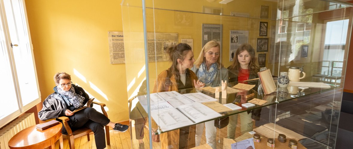 Besucher in der Ausstellung Jüdisches Leben in Wittlich