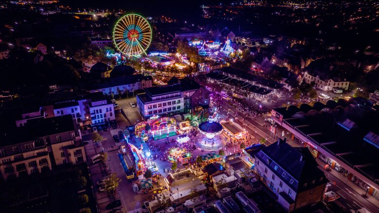 Säubrennerkirmes von oben bei Nacht